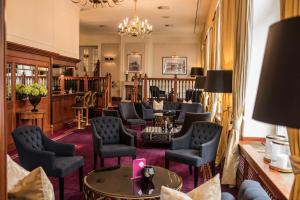 a waiting room at a salon with chairs and tables at Hotel Kaiserhof Eisenach in Eisenach