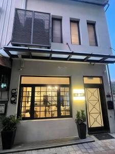 une maison avec deux portes et une fenêtre dans l'établissement 日安蝸牛, à Tainan