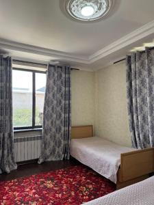 Postel nebo postele na pokoji v ubytování Guest House Alim