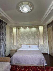 Postel nebo postele na pokoji v ubytování Guest House Alim