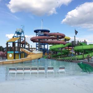 un parque acuático con un tobogán en el agua en A Getaway on the Gulf Coast, en Gulfport