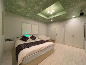 Letto o letti in una camera di ホテルアテネ 市原鶴舞インター店
