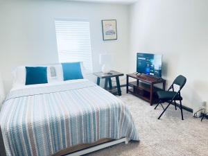 une chambre avec un lit, un bureau et une télévision dans l'établissement Entire cozy 2-bedroom Guest house in Atlanta, à Atlanta
