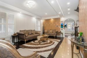 a living room with two couches and a table at Excellent luxury living in Milton