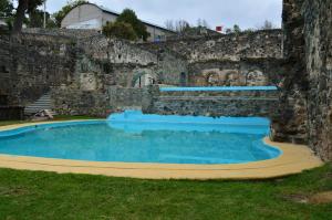 - une piscine en face d'un mur en pierre dans l'établissement Hacienda Santa Maria Regla, à Huasca de Ocampo