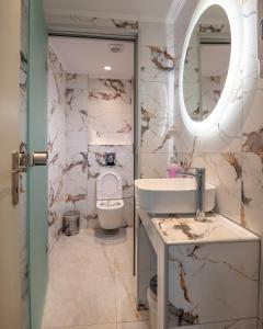Bilik mandi di Creta Mare Hotel