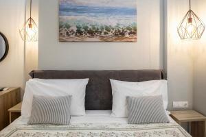 ein Schlafzimmer mit einem Bett und zwei Kissen in der Unterkunft Creta Mare Hotel in Plakias