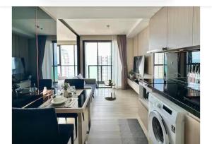 Zimmer mit Küche und Wohnzimmer in der Unterkunft The Panora Pattaya - 1 bedroom in Pattaya South