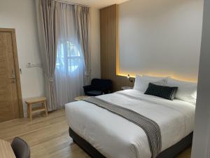 Voodi või voodid majutusasutuse Mani Ranong Hotel toas