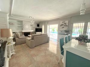 Una sala de estar con dos sofás y una mesa. en Villa de lujo al lado del mar, piscina, garaje wifi, AACC, en Alicante