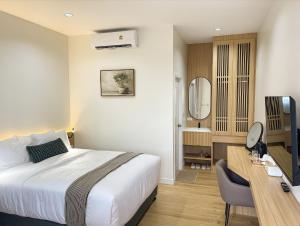 Voodi või voodid majutusasutuse Mani Ranong Hotel toas