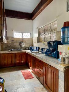 una cucina con mobili in legno e un piano di lavoro di 5- Bedroom Spacious Vacation Home a Baguio