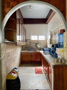 una cucina con arco al centro di 5- Bedroom Spacious Vacation Home a Baguio Altre 6 foto