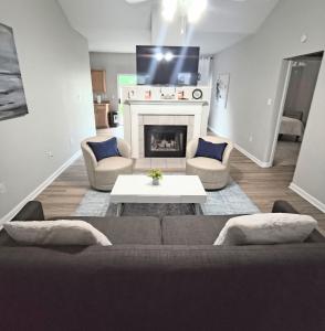 Una sala de estar con un sofá y una chimenea. en A Getaway on the Gulf Coast, en Gulfport