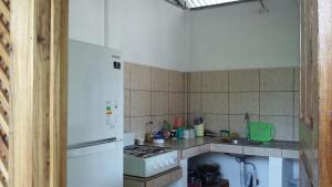 uma cozinha com um fogão e um frigorífico branco em Cabinas Smith 2 em Cahuita
