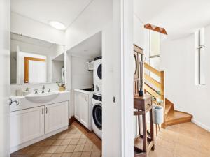 ヤンバにあるVilla Kalinya! Beachside Treehouse Oasisの洗面台と洗濯機を備えたバスルーム +13枚の写真