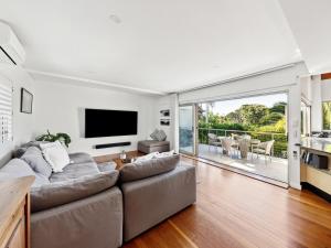 ヤンバにあるVilla Kalinya! Beachside Treehouse Oasisのソファとテレビのあるリビングルーム