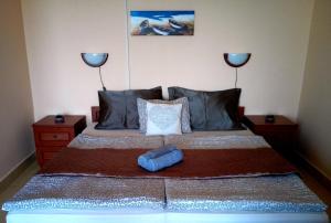 バラトンアルマーディにあるDuplex Apartmanのベッドルーム1室(大型ベッド1台、ランプ2つ付)