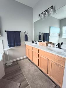 Un baño con dos lavabos y un espejo. en A Getaway on the Gulf Coast, en Gulfport