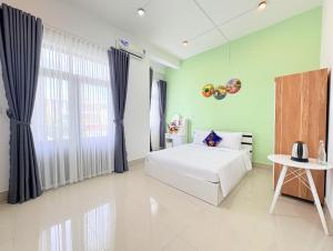 Ένα ή περισσότερα κρεβάτια σε δωμάτιο στο Homestay Gia Đình