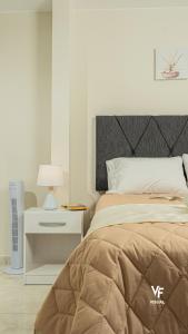 1 dormitorio con 1 cama grande y mesita de noche blanca en Tranquility in the Dunes, en Ica