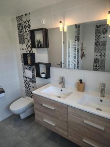Gallery image of La Maison des Unchats in Saint-Just-Saint-Rambert