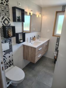 Gallery image of La Maison des Unchats in Saint-Just-Saint-Rambert +8 photos