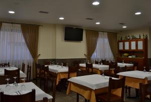 Reštaurácia alebo iné gastronomické zariadenie v ubytovaní Hotel Jarama + 17 fotografií