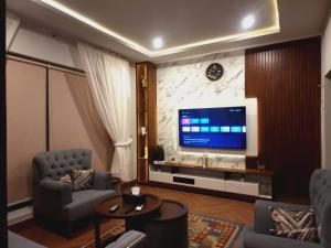 TV a/nebo společenská místnost v ubytování Silk Route Resort
