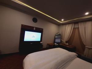 TV a/nebo společenská místnost v ubytování Silk Route Resort