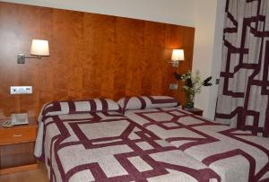 Postel nebo postele na pokoji v ubytování Hotel Jarama