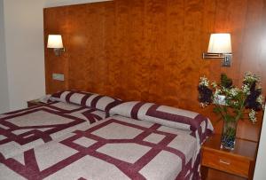 Postel nebo postele na pokoji v ubytování Hotel Jarama