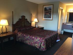 Postel nebo postele na pokoji v ubytování Cedars Inn Lewiston