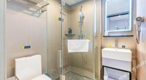 広州市にある7 Days Inn Guangzhou Shimao Center Jianshe Roadのシャワー、トイレ、洗面台を備えたバスルーム +135枚の写真
