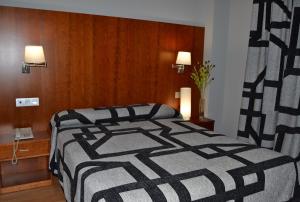 Postel nebo postele na pokoji v ubytování Hotel Jarama