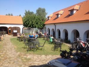 Reštaurácia alebo iné gastronomické zariadenie v ubytovaní Habánský dům