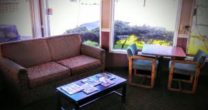 Posezení v ubytování Cedars Inn Lewiston