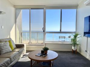 Posezení v ubytování Oceanview escape in beachside Glenelg