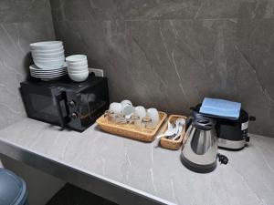 Příslušenství pro přípravu čaje a kávy v ubytování K2 Seaside Suites