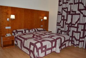 A bed or beds in a room at Hotel Jarama