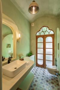 AssagaoにあるVilla Giulietta - 4BHK Villa in Assagao with Big Pvt Pool, Balcony, Dedicated Caretaker, Near Famous Cafesのバスルーム(大きなシンク、トイレ付)