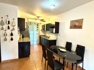 a kitchen and dining room with a table and chairs at Condo Morpho with 2bed 2 baths in Coco