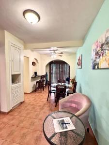 ココにあるThree Bedroom Spacious Townhomeのテーブルとダイニングルームのあるリビングルーム