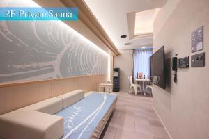 TV a/nebo společenská místnost v ubytování SAUNA&HOTEL Suuh スゥ