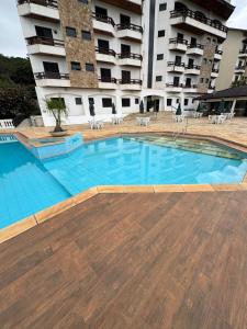a large swimming pool in front of a building at Recanto Piemont in Serra Negra