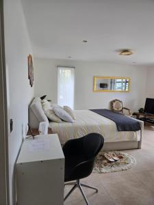 Posezení v ubytování Room, with Internet, in Crauthem-Roeser , Luxembourg