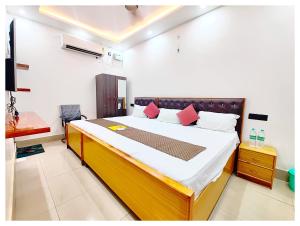 HOTEL SHREE MATESHWARI # PALACE Near Ramjanambhoomi - Shri Hanuman Garhi Mandir 800M & Ayodhya Dham Junction Railway Station - Fully Air Conditioning Rooms - Free Wifi & Parking Facilities - Excellent Customer Service客房内的一张或多张床位