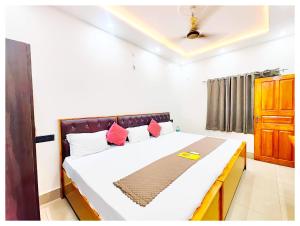 HOTEL SHREE MATESHWARI # PALACE Near Ramjanambhoomi - Shri Hanuman Garhi Mandir 800M & Ayodhya Dham Junction Railway Station - Fully Air Conditioning Rooms - Free Wifi & Parking Facilities - Excellent Customer Service客房内的一张或多张床位