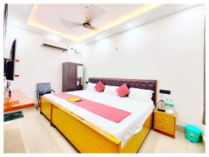 HOTEL SHREE MATESHWARI # PALACE Near Ramjanambhoomi - Shri Hanuman Garhi Mandir 800M & Ayodhya Dham Junction Railway Station - Fully Air Conditioning Rooms - Free Wifi & Parking Facilities - Excellent Customer Service客房内的一张或多张床位