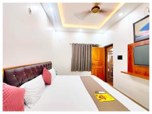 HOTEL SHREE MATESHWARI # PALACE Near Ramjanambhoomi - Shri Hanuman Garhi Mandir 800M & Ayodhya Dham Junction Railway Station - Fully Air Conditioning Rooms - Free Wifi & Parking Facilities - Excellent Customer Service的电视和/或娱乐中心